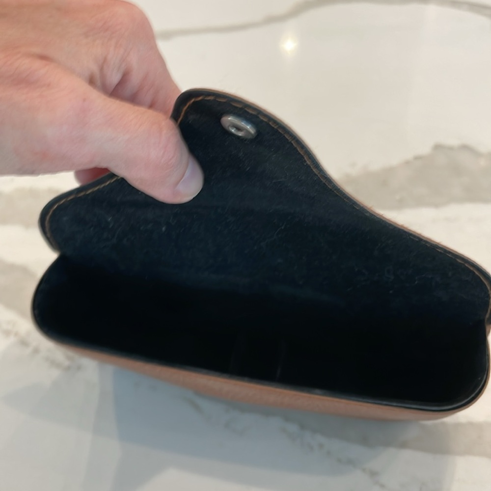 Ray-Ban sunglasses case. - Picture 2 of 2